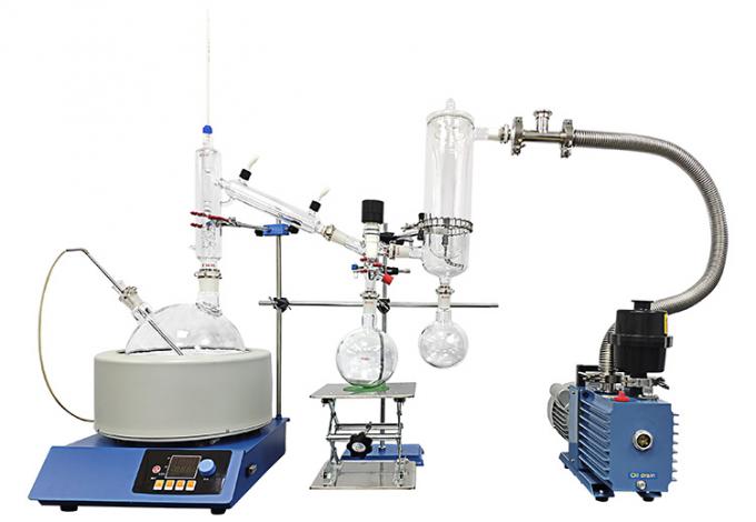 Laboratório da destilação do trajeto curto do laboratório dos produtos vidreiros